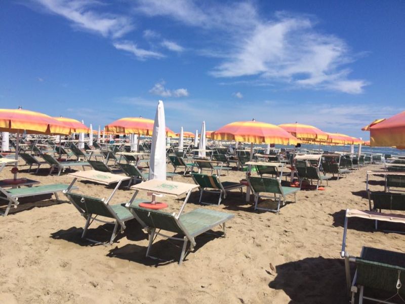 Ombrelloni e lettini sulla spiaggia